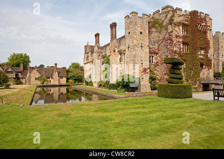 Il castello di Hever, la casa d'infanzia di Anne Boleyn, circondato da un fossato. Foto Stock