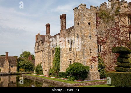 Il castello di Hever, la casa d'infanzia di Anne Boleyn, circondato da un fossato. Foto Stock