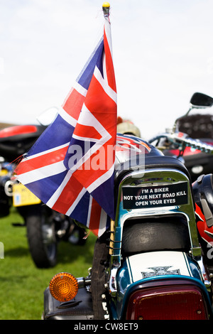 Harley Davidson con una bandiera dell'Union Jack e da una placca dicendo " Io sono un motociclista non la prossima strada uccidere apri i tuoi occhi" Foto Stock