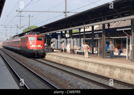 Baden-Baden, viaggiatori di attendere presso la stazione di arrivo del treno Foto Stock