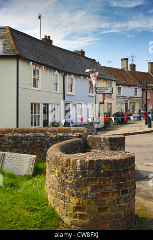 Thaxted 'Bull Ring' con foregound muro di mattoni dalla Chiesa. Foto Stock