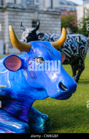 Cow Parade, il più grande del mondo di arte pubblica esposizione, arriva a Belfast. Foto Stock