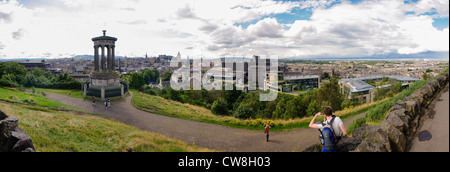 Vista panoramica su Edinburgo dalla collina presso Regent Gardens Foto Stock