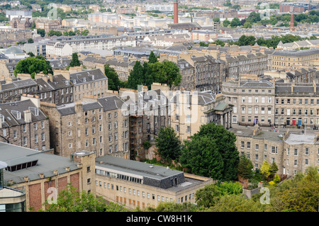 Guardando verso il basso sulle strade di Edimburgo dal Foto Stock