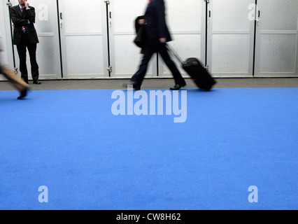 La gente di affari si cammina su un tappeto blu Foto Stock