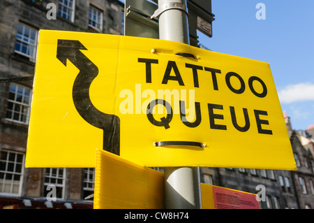 Segno per la Edinburgh Tattoo militare queue Foto Stock