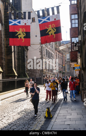 Il Royal Mile di Edimburgo, durante la Edinburgh Fringe e festival internazionali Foto Stock