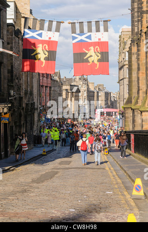 Il Royal Mile di Edimburgo, durante la Edinburgh Fringe e festival internazionali Foto Stock