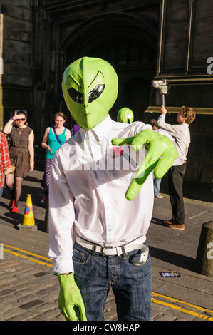 Uomo vestito come un alieno Foto Stock