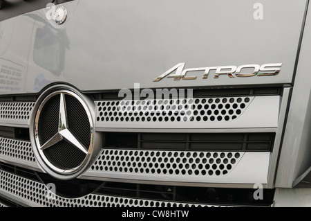 Parte anteriore di una Mercedes Benz Actros autocarro/carrello Foto Stock