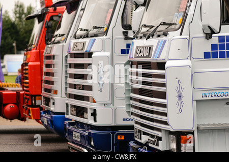 Fila di Scania camion/autocarri Foto Stock