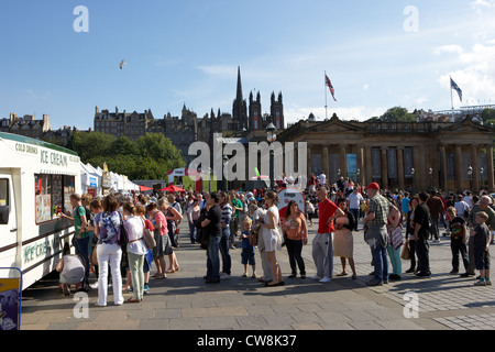 La gente in coda per gelato da una icecream van in una giornata di sole in estate scozzese di Edimburgo Regno Unito Regno Unito Foto Stock