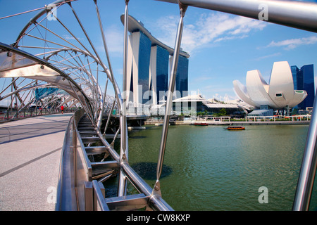 Asia Singapore Helix Bridge, che porta a Marina Bay Sands Hotel e Casinò. Foto Stock