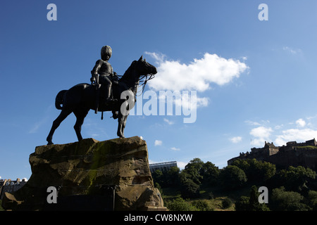 Royal Scots grays guerra boera monumento in Princes Street Gardens con il castello di Edimburgo in background Scotland Regno Unito Regno Unito Foto Stock