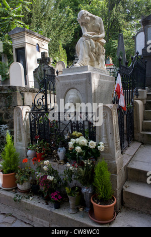 La celebre tomba del polacco-nato il compositore Frédéric François Chopin nel cimitero di Pere Lachaise di Parigi. Chopin è stato un compositore polacco e virtuoso pianista di French-Polish filiazione. Egli è considerato uno dei grandi maestri della musica romantica. Chopin è nato a Żelazowa Wola, un villaggio nel Ducato di Varsavia. Un famoso bambino prodigio del pianista e compositore Chopin è cresciuto a Varsavia e ha completato la sua educazione musicale; egli ha composto molte opere mature di Varsavia prima di lasciare la Polonia nel 1830 all'età di vent'anni. Foto Stock