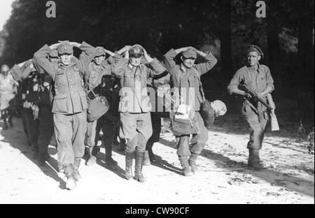 Consegna unità tedesca a liberazione Parigi vicino al Jardin du Luxembourg (Agosto 1944) Foto Stock