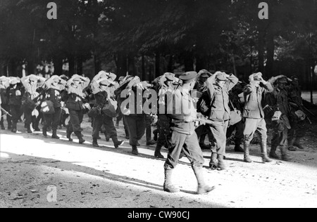 Consegna unità tedesca a liberazione Parigi vicino al Jardin du Luxembourg (Agosto 1944) Foto Stock