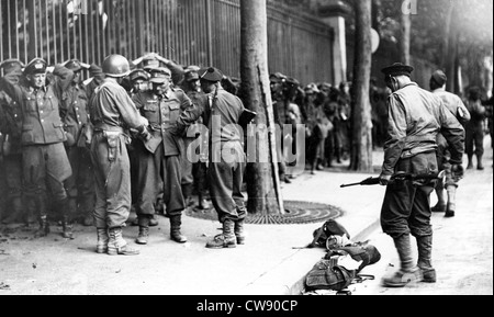 Consegna unità tedesca a liberazione Parigi vicino al Jardin du Luxembourg (Agosto 1944) Foto Stock