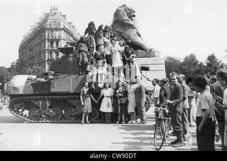 I civili appollaiato sul serbatoio francese durante la liberazione di Parigi (Agosto 1944) Foto Stock