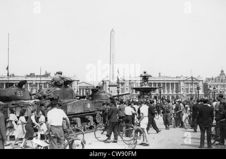 Serbatoi francese sulla Place de la Concorde a Parigi durante la liberazione (Agosto 1944) Foto Stock