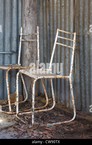 Vecchio arrugginito sedie in una capanna abbandonata. Foto Stock