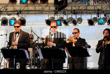 Broadbeach Jazz Festival musicisti suonano alla folla Foto Stock