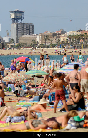 La gente sulla spiaggia della Barceloneta , Barcelona Foto Stock