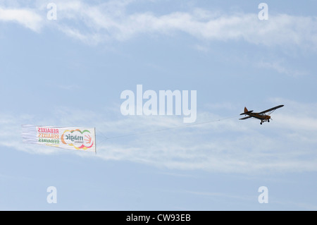 Bandiera di pubblicità su un aeroplano writed su rebaixes Magic Badalona , si potrebbe eliminare il testo dalla bandiera e sostituirlo Foto Stock