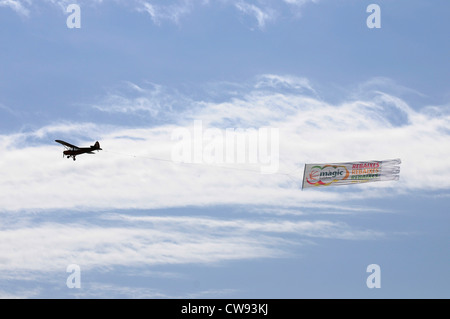 Bandiera di pubblicità su un aeroplano writed su rebaixes Magic Badalona , si potrebbe eliminare il testo dalla bandiera e sostituirlo Foto Stock