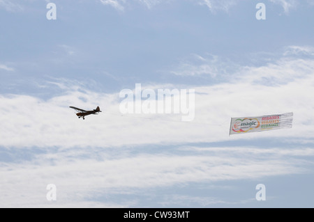 Bandiera di pubblicità su un aeroplano writed su rebaixes Magic Badalona , si potrebbe eliminare il testo dalla bandiera e sostituirlo Foto Stock