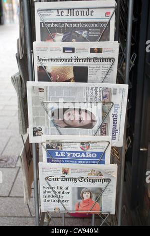 Quotidiani internazionali sulla vendita, Dusseldorf, Germania. Foto Stock