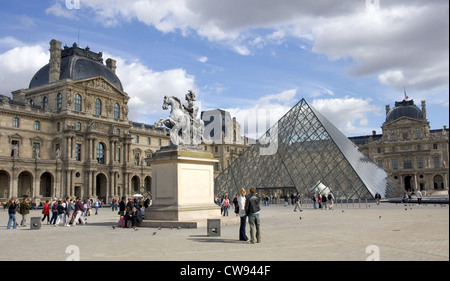 Parigi, l' entrata principale del Museo del Louvre Foto Stock