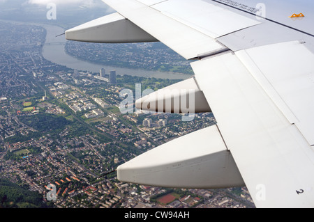 Airbus A319 volando sopra la città di Bonn sull approccio finale all aeroporto internazionale di Colonia/Bonn, Germania. Foto Stock