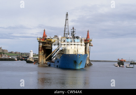 AP-Moller's 6536t off-shore fornitura nave 'Maersk Starter' il traino di un olio-piattaforma nel fiume Tyne in Inghilterra settentrionale. Foto Stock