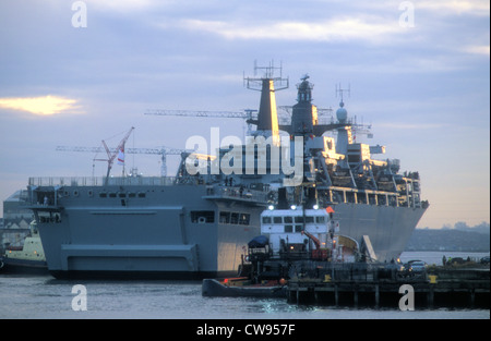 La Royal Navy di 24,471tonnellate Amphibious Assault Ship (L.P.D.), "HMS baluardo' ormeggiato sul fiume Tyne in Inghilterra settentrionale. Foto Stock