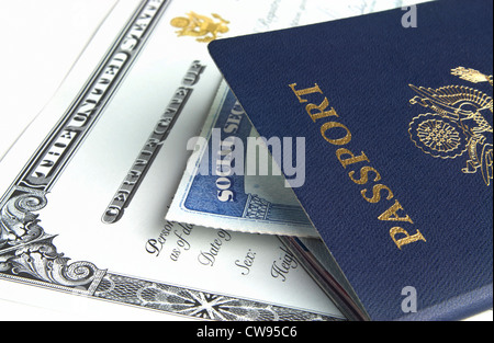 Blu passaporto americano con la cittadinanza di documenti su sfondo bianco. Foto Stock