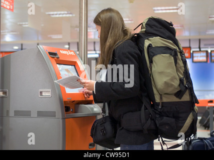 Berlino, facile donna per un rapido check-in macchina per la compagnia aerea Jet Foto Stock