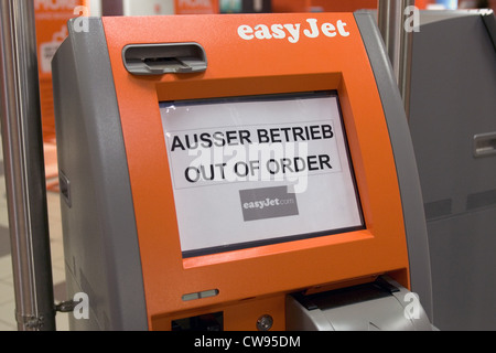 Berlino, un difetto di quick-check-in macchina all'aeroporto la compagnia aerea Easy Jet Schoenefeld Foto Stock