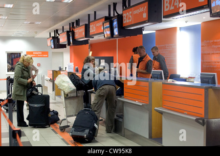 Berlino, la compagnia aerea check-in easy jet all'aeroporto di Schoenefeld Foto Stock