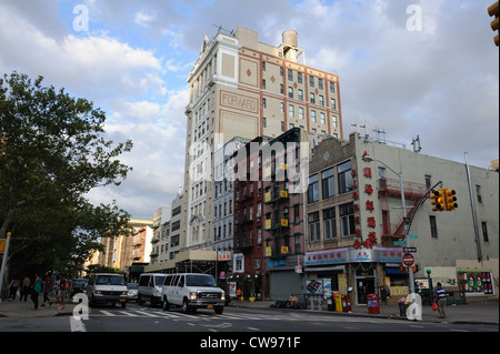 L'edificio in avanti, eretto nel 1912 per il quotidiano ebraico in avanti sul giornale il Lower East Side è ora luxury condominiums. Foto Stock