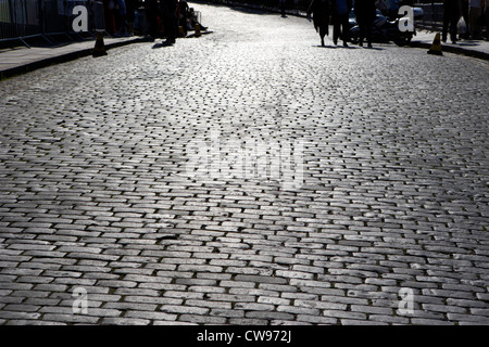 Strade in ciottoli sul Royal Mile di Edimburgo in Scozia uk Regno Unito Foto Stock