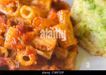 Pasta bolognese si fondono con aglio pane closeup Foto Stock