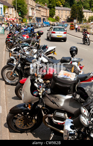 Linea di moto parcheggiate lungo la A6 road durante il periodo estivo di Matlock Bath, Derbyshire, England, Regno Unito Foto Stock