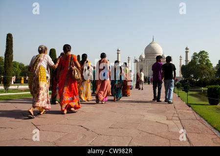 I visitatori di entrare il Taj Mahal complesso ad appena dopo il tramonto Foto Stock