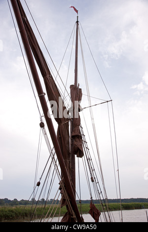 Close up del sartiame e il montante di un Tamigi spritsail Inclus. Foto Stock