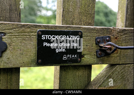 Il pascolo di stock si prega di chiudere il cancello segno derbyshire Peak District Inghilterra Regno Unito Foto Stock