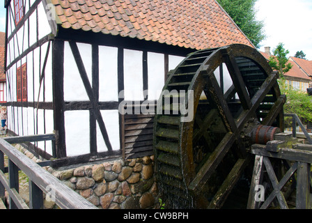 Uno dei due autentici mulini ad acqua all'interno della vecchia città di Aarhus, proprio lungo il flusso della città. Foto Stock