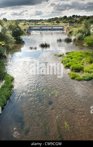 Nuvola tempestosa e il cielo sopra il Fiume Great Ouse paesaggio a valle che mostrano increspature e dolci onde di corrente Foto Stock