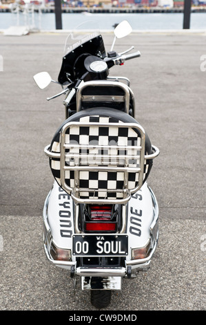 Un classico scooter Vespa dal Paradiso Perduto Scooter Club parcheggiato su Victoria Quay a Fremantle, Western Australia. Foto Stock