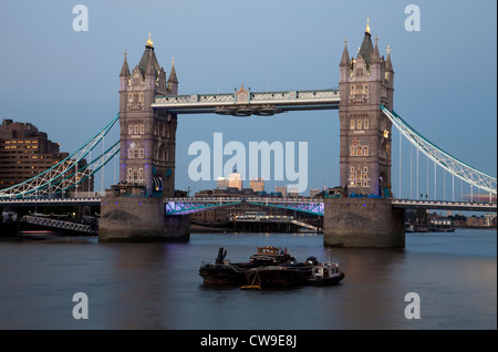 Il Tower Bridge al tramonto, Londra Foto Stock